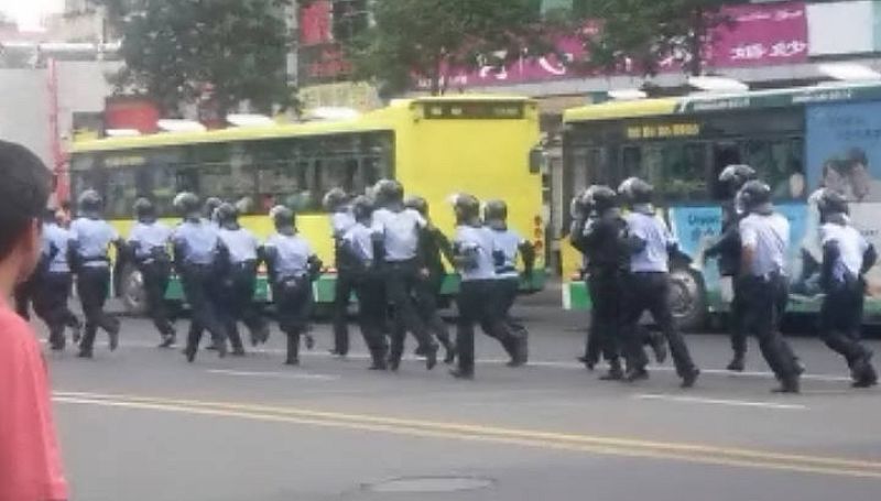  Las autoridades recorren las calles