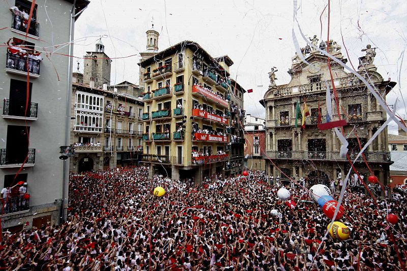 Miles de personas festejan el inicio a los Sanfermines 2009, con el lanzamiento del tradicional chupinazo .