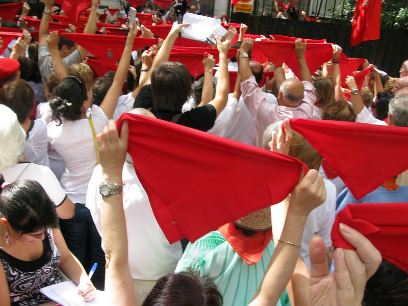 Pañuelos alzados en el chupinazo