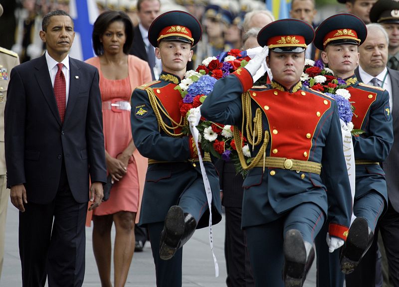 U.S. President Barack Obama and first lady Michelle Obama take part in the wreath laying ceremony at the Tomb of the Unknown Soldier in Moscow