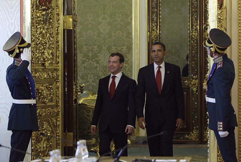 Medvedev y Barack Obama, a la entrada de la sala