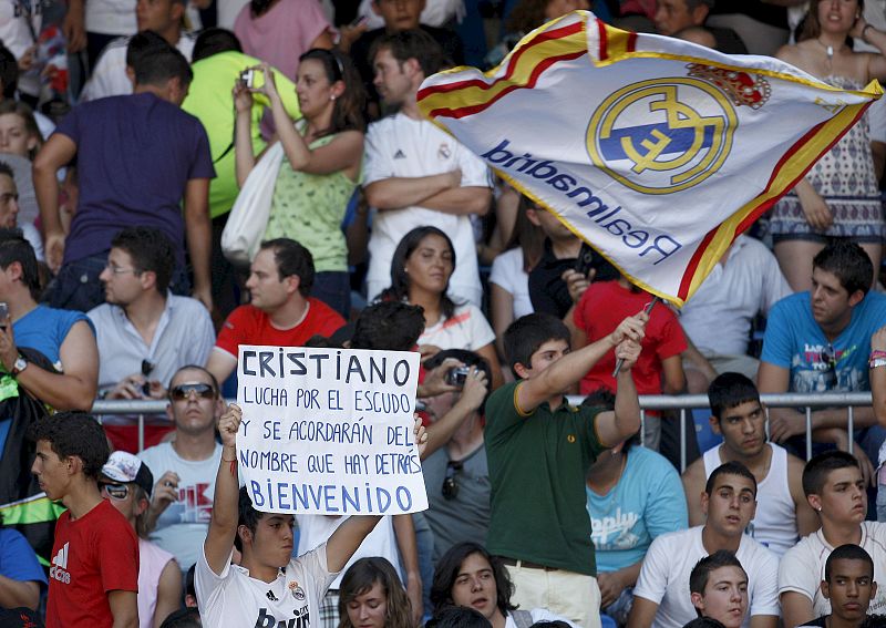 Unos aficionados muestran una pancarta con el lema "Cristiano, lucha por el escudo y se acordarán del nombre que hay detrás. Bienvenido".
