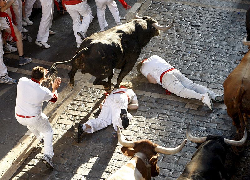 Uno de los toros se ha quedado descolgado en antes de llegar a la calle Estafeta y ha originado momentos de peligro.