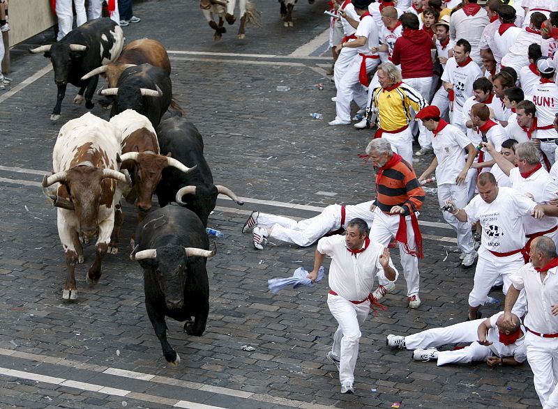 Varios toros pasan junto a los cabestros, frente al tramo del Ayuntamiento. La carrera limpia y rápida que ha transcurrido sin incidentes.