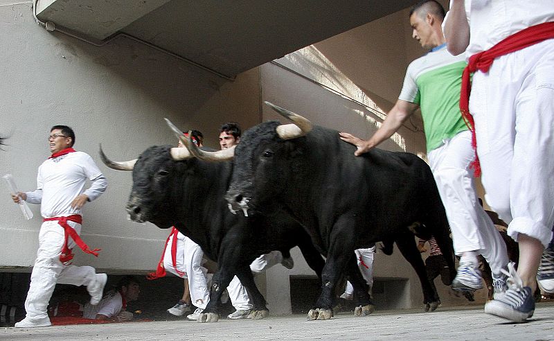 Uno de los pocos momentos de peligro que se han vivido en el primer encierro fue a la entrada de la plaza, cuando un joven cayó insconsciente, pero la rápida reacción de los mozos evitó la cogida.