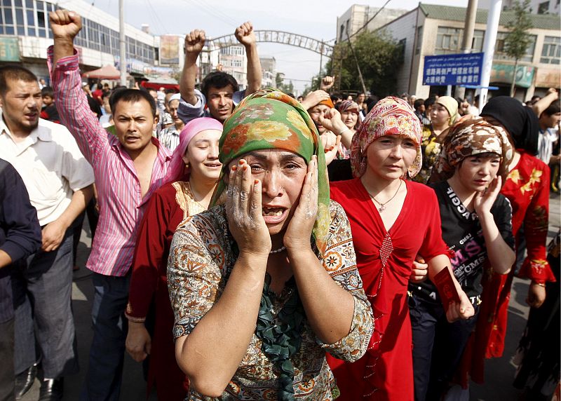 Una mujer desconsolada marcha junto a otros manifestantes en contra de la violencia y represión de las autoridades chinas