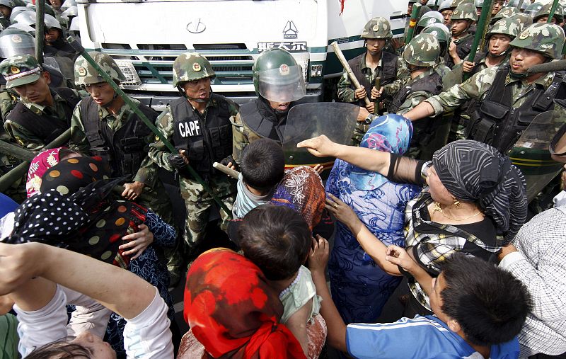 Los manifestantes se vuelven a enfrentar con la policia. Son ya 156 los muertos a causa de la represión del gobierno chino