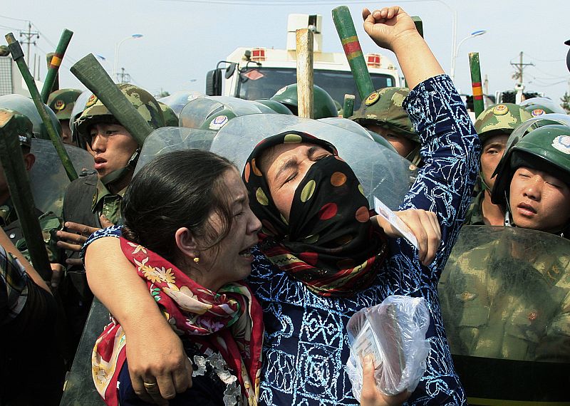 Un grupo de mujeres llora la muerte de unos familiares durante las manifestaciones.