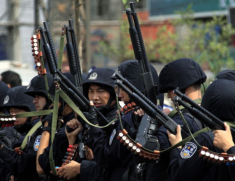 Las fuerzas armadas se están empleando con contundencia para frenar las protestas.