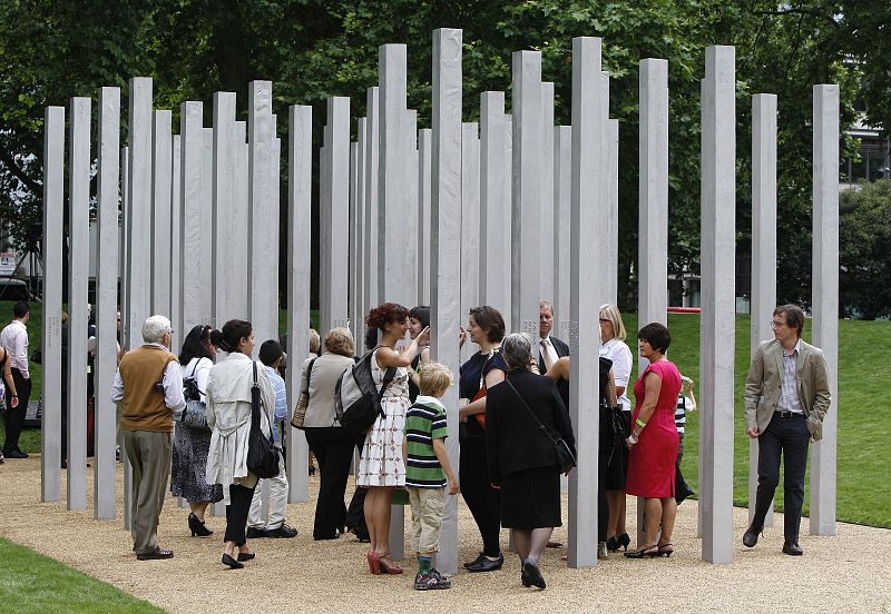 Familiares observan el monumento