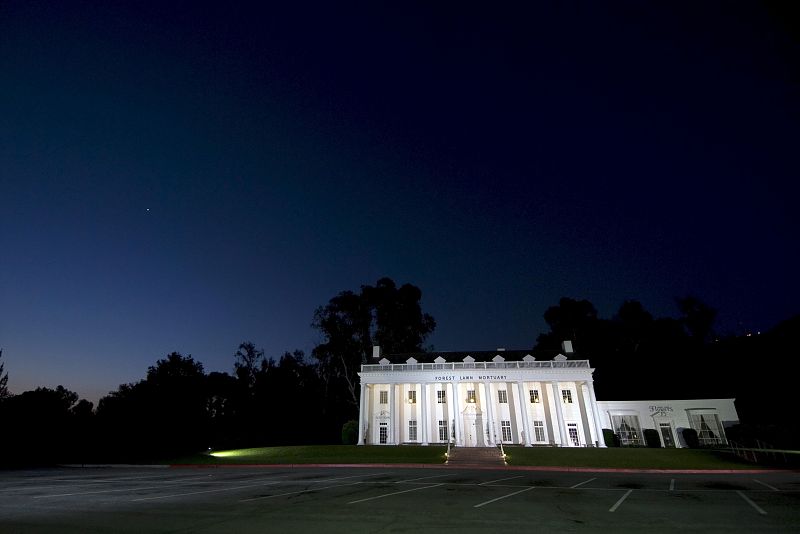 Vista nocturna de Forest Lawn