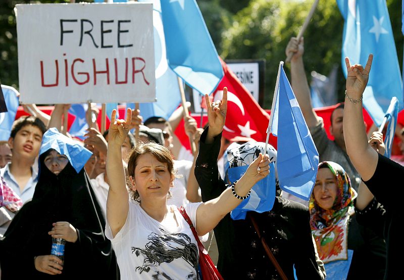 PROTESTA ANTE EL CONSULADO CHINO DE ESTAMBUL