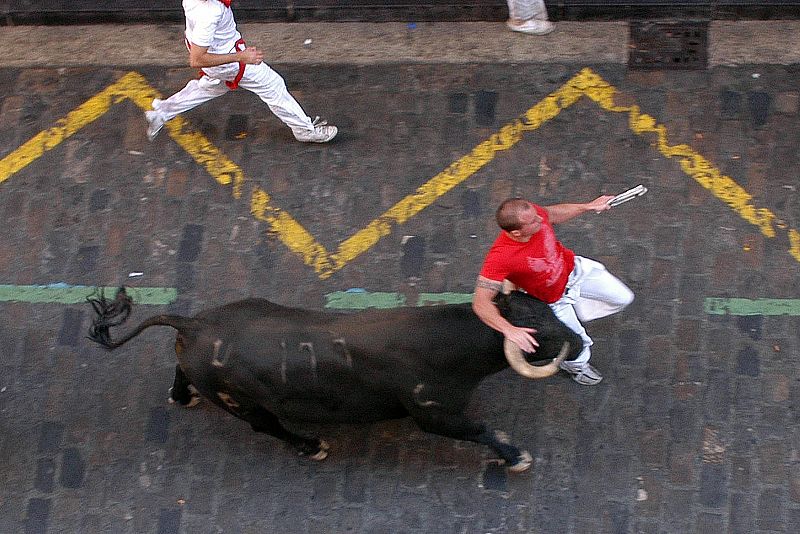 La gente corre rozando los toros