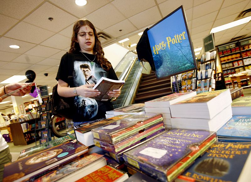Una lectora busca obras de Rowling