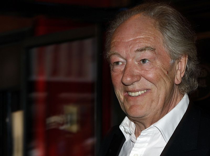 Michael Gambon sonríe a la cámara