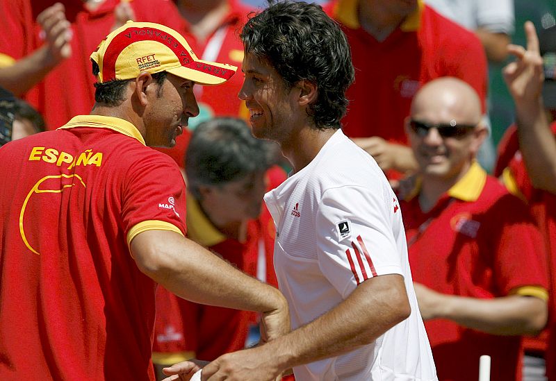 El capitán del equipo español Albert Costa felicita al tenista madrileño.