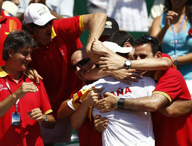 Verdasco celebra la victoria con el equipo español.