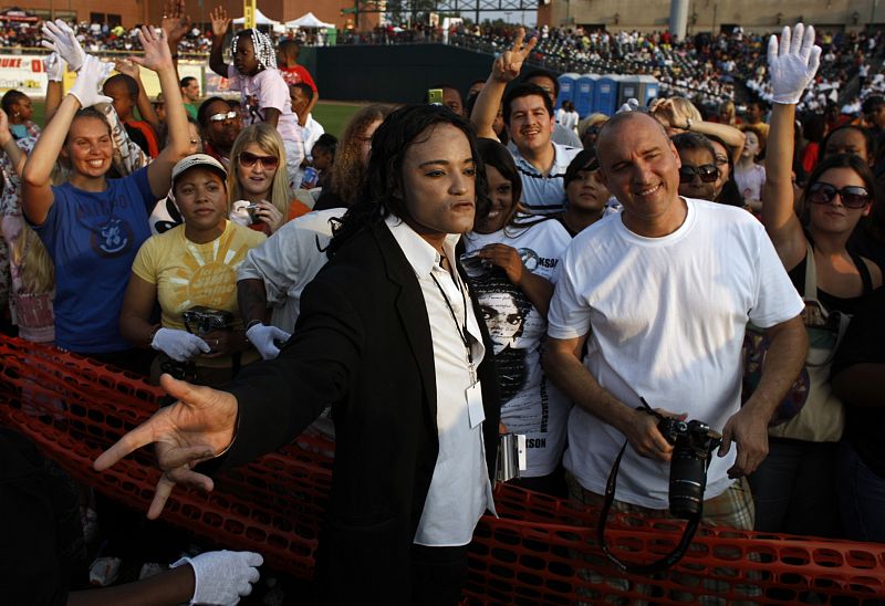 Un imitador de Michael Jackson posa durante el homenaje al rey del pop en su localidad natal.