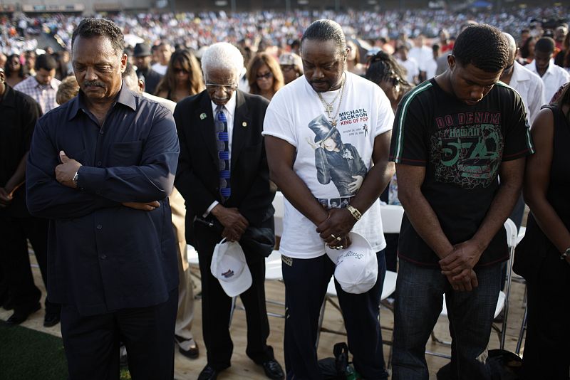 Jesse Jackson y otros asistentes al homenaje de Michael Jackson en Gary.