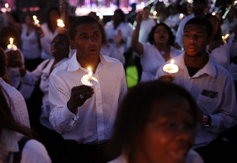 Un coro interpreta 'We are the world' durante el homenaje a Michael Jackson en Gary.