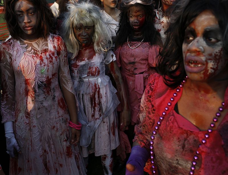 Los fans, ataviados como zombies, a la espera de iniciar la representación de 'Thriller'.