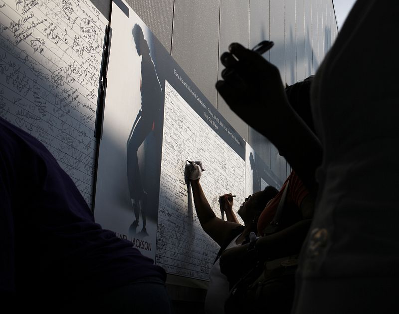 Los seguidores de Michael Jackson firman en un muro en memoria del rey del pop.