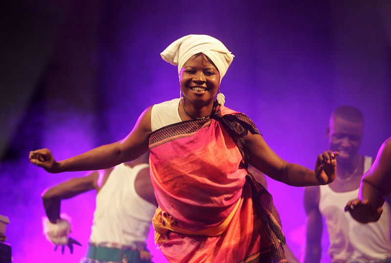 Una bailarina keniata durante el segundo Festival  Panafricano Cultural en de Argel en Argelia