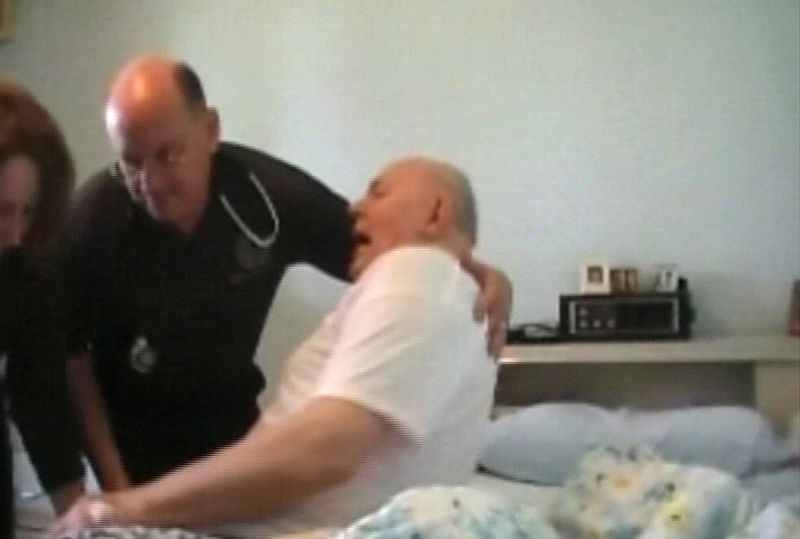 Demjanjuk examinado por el Doctor