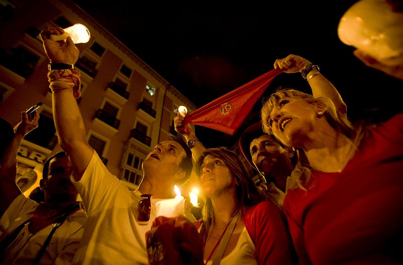 La alcaldesa de Pamplona ha convocado a los presentes el próximo 6 de julio a las doce del mediodía cuando comiencen con el chupinazo los Sanfermines de 2010. Ya queda menos.