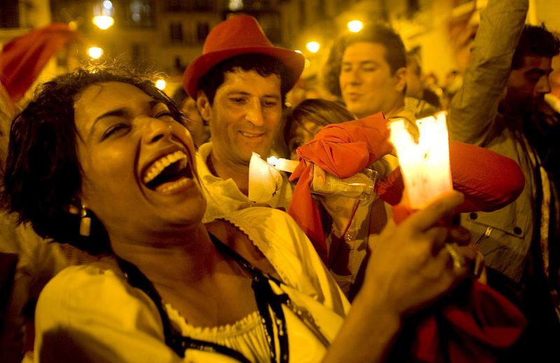 La Plaza Consistorial se llena de velas para despedir nueve días de fiestas.