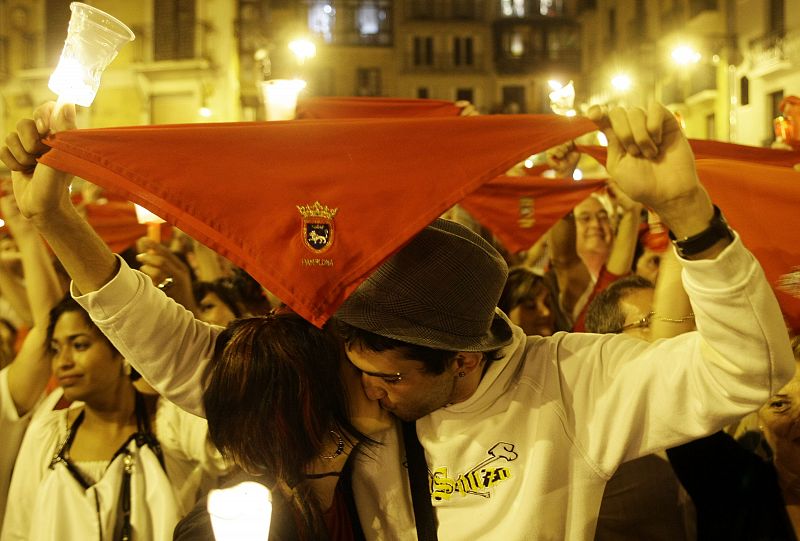 Una pareja se besa en la Plaza de Constitución en el acto que pone punto y final a los Sanfermines.