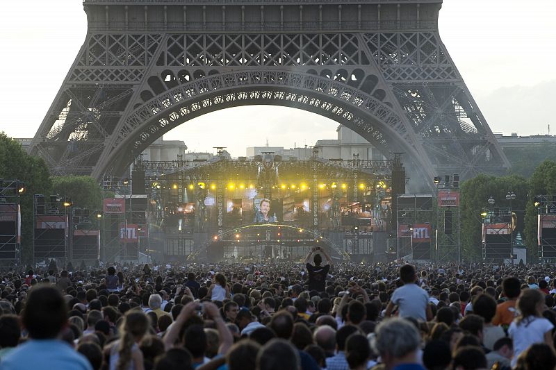 Hasta 700.000 personas han asistido al concierto del cantante de rock Jonny Hallyday cerca de la Torre Eiffel de París.