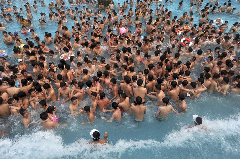 Una multitud se da un baño en Wuhan