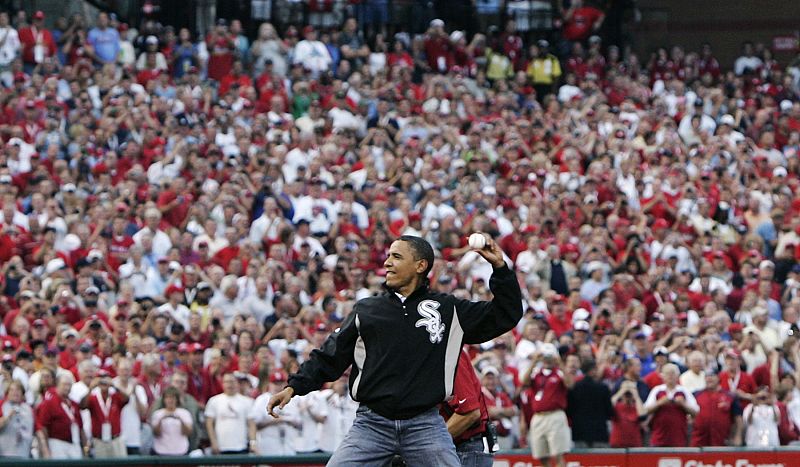 Barack Obama hace el primer lanzamiento en el Busch Stadium de San Luis