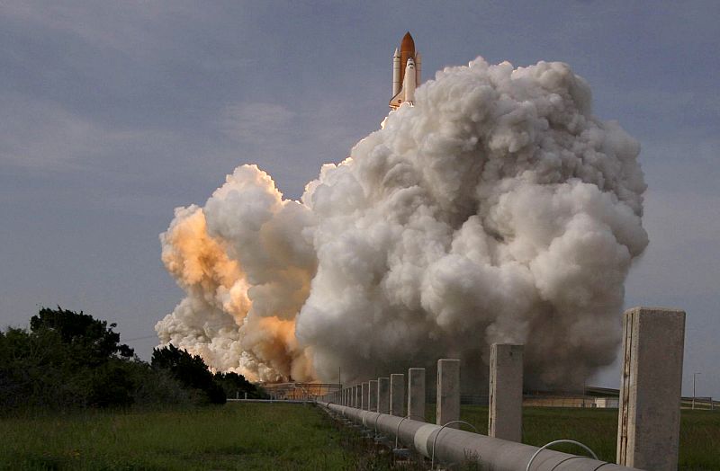 Tras cinco intentos el transbordador Endeavour despega desde Cabo Cañaveral