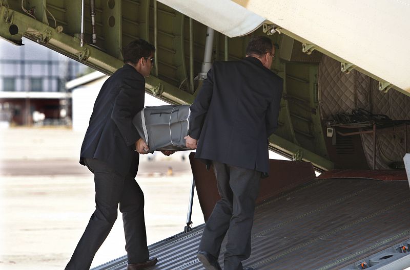 Los restos subiendo al avión