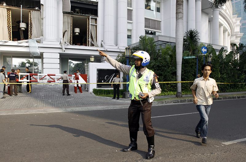 Brigadas antiterroristas vigilan la zona del atentado