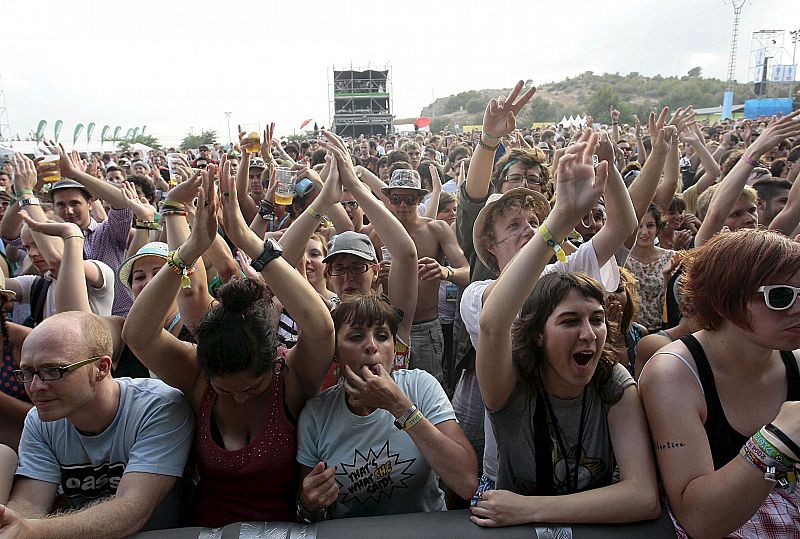 Una marea de asistentes a la primera jornada del Festival Internacional de Benicàssim espera a Oasis