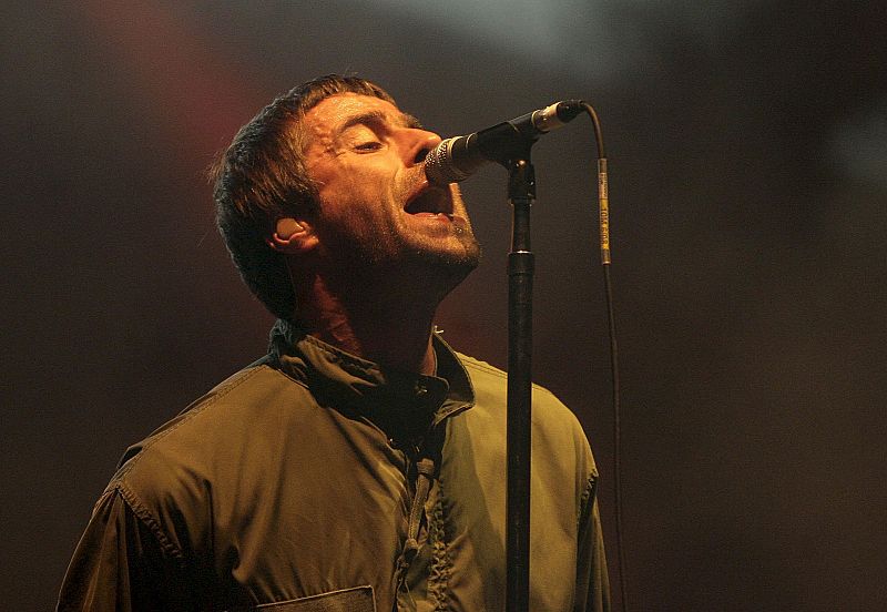 Uno de los integrantes del grupo británico Oasis, Liam Gallagher, durante su actuación esta noche en el XV Festival Internacional de Benicassim, que se celebra en la ciudad castellonense