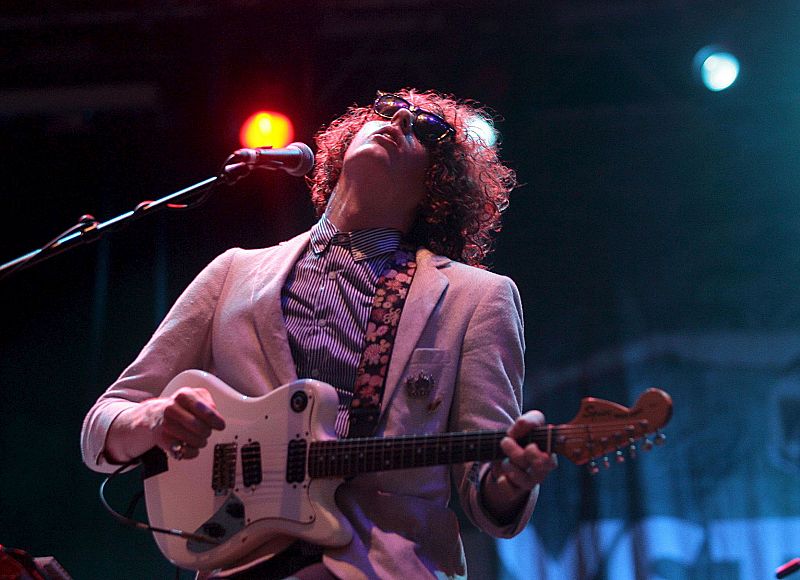 Uno de los integrantes del grupo Mystery Jets, durante su actuación esta noche en el XV Festival Internacional de Benicassim