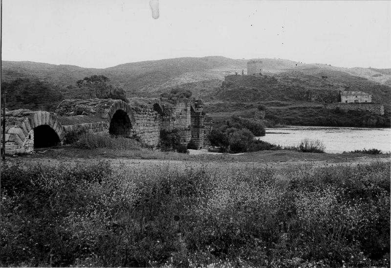 Jesús también nos envía una foto del lugar donde se rompió el brazo, "el puente de Alconétar, hoy trasladado por la UNESCO fuera de las aguas del pantano de Alcántara. Al fondo está la Torre de Floripes, reducto templario, que actualmente sobresale