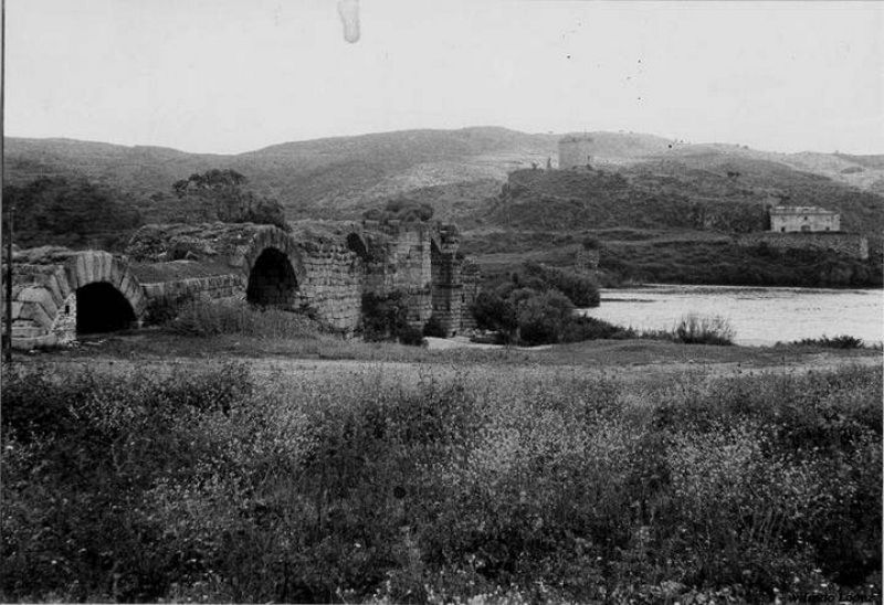  Jesús también nos envía una foto del lugar donde se rompió el brazo, "el puente de Alconétar, hoy trasladado por la UNESCO fuera de las aguas del pantano de Alcántara. Al fondo está la Torre de Floripes, reducto templario, que actualmente sobresale 