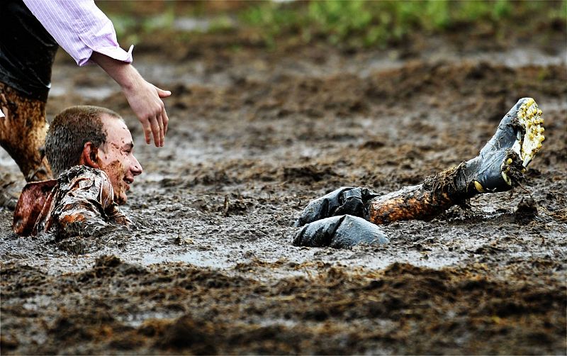 Un jugador en el Campeonato Mundial de Fútbol en Pantano en Hyrynsalmi (Finlandia)