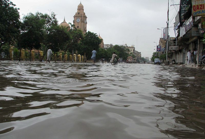 LAS LLUVIAS DEL MONZÓN EN KARACHI DEJAN AL MENOS 22 MUERTOS