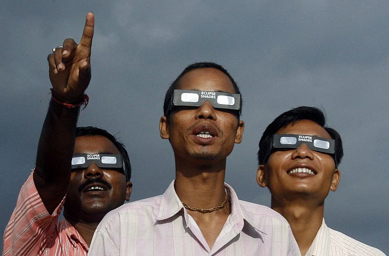 Personas mirando el eclipse solar en Dhulia Gach (India) a 57 km al sur de Siliguri.