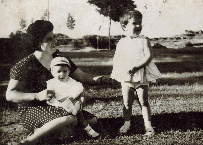 Maria José con su madre y su hermano