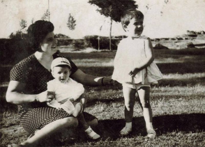  Maria José con su madre y su hermano
