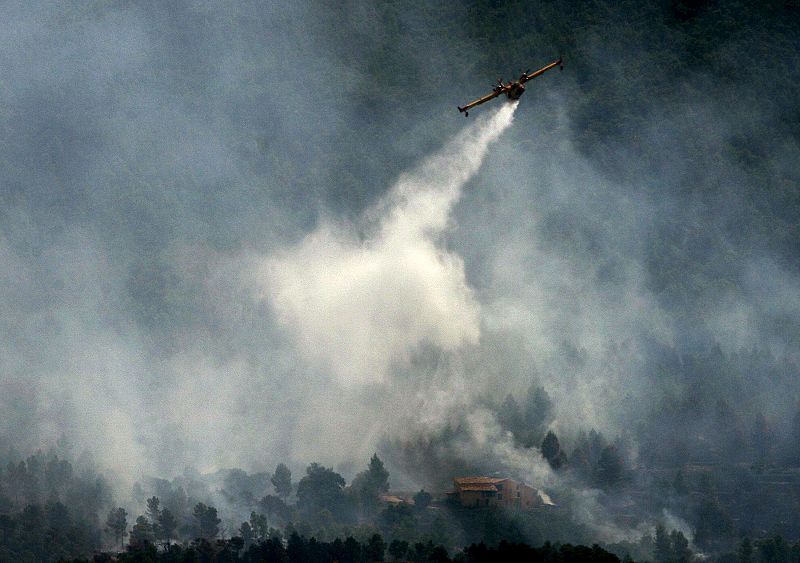 Un hidroavión trabaja en la zona