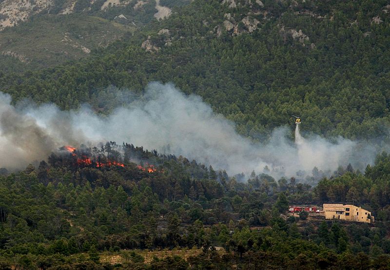 Un helicóptero extingue el fuego