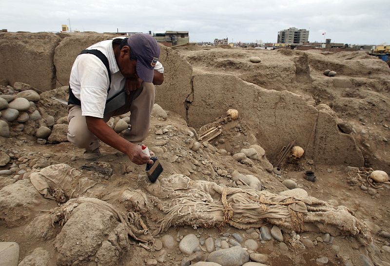 Un arqueólogo limpia una momia preincaica en Lima